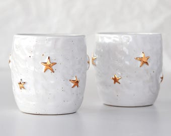 Tazzina da espresso celeste realizzata a mano: ceramica lavorata a mano con stelle dorate