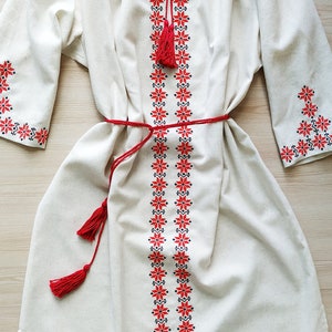 Robe ethnique slave en lin pour femme. Vêtements ethniques ukrainiens. Robe avec broderie traditionnelle ethnique.