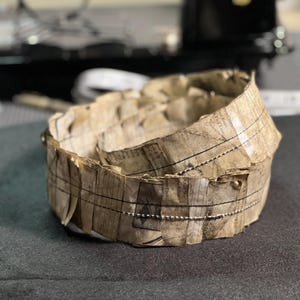 装飾やデコレーション用の紙フリル。酸を含まないアーティスト染料を使用した、非常に汚れた、非常にダメージ加工された紙。アーカイブ用。スクラップブックやジャンクジャーナル用。