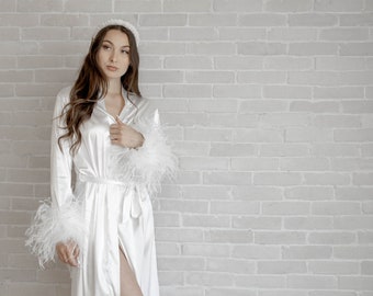 Bata de novia de satén blanco: manga larga con ribete de plumas de avestruz