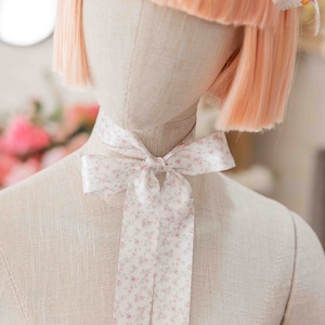 Motif floral personnalisable de pivoines roses roses, chalet français minable chic, ruban recto-verso pastel 1,5 po. de large par mètre, double face