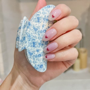 Blå liten fin hårspänne med blommönster och klor