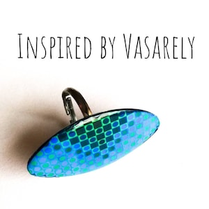 Anello blu retrò anni '50 con pietra ovale che rappresenta un'illusione ottica di Victor Vasarely, anello regolabile del creatore in resina