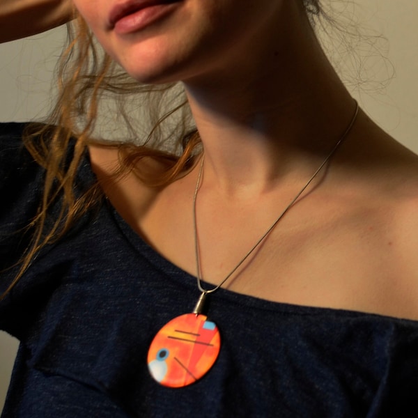 Grand pendentif rond orange inspiré par Kandinsky en résine époxy et argent sterling, bijou de créateur contemporain fabriqué à Paris