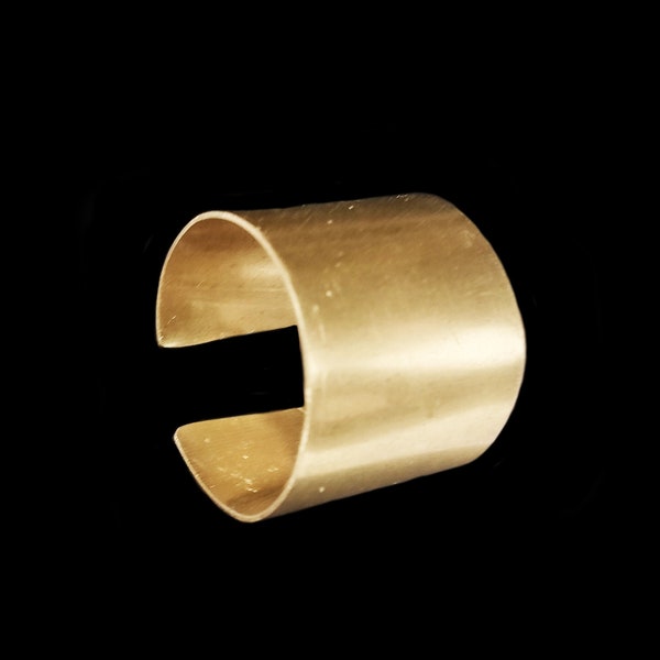 Bague minimaliste en bande de laiton ajustable, bijou de créateur contemporain recyclé et écoresponsable