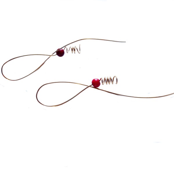 Boucles d'oreilles créoles dessinées au fil de métal avec perles en corail rouge, bijou de créateur contemporain avec design minimaliste