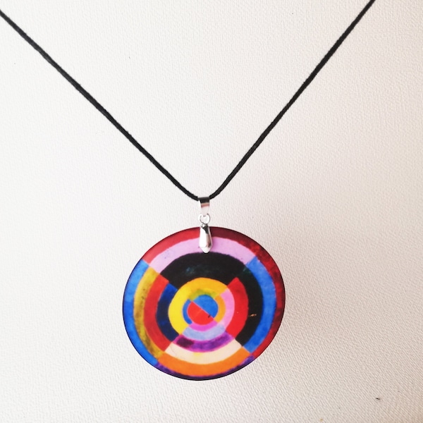 Pendentif rond multicolore contemporain inspiré par Sonia Delaunay, bijou de créateur recyclé et écologique fabriqué en France