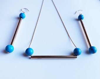 Set van minimalistische ketting en oorbellen in messing en turquoise parels, elegante sieraden versiering en eenvoudige ambachtelijke