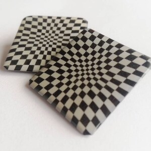Orecchini bottoni quadrati-orecchini bianco e nero-gioiello resina epossidica-orecchini statement retro