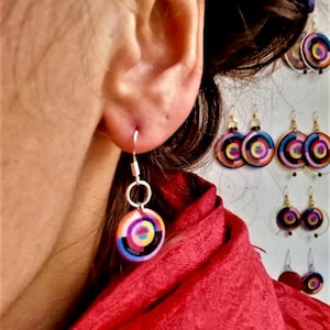 Multicolored dangling round earrings inspired by Sonia Delaunay, silver and resin jewel