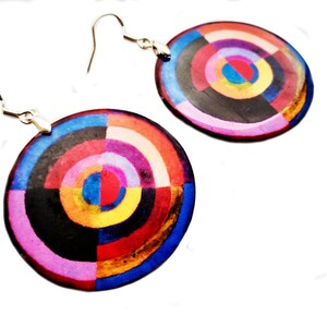 Multi-coloured round bauhaus earrings inspired by Sonia Delaunay in resin and sterling silver, a gift fȇte of mothers