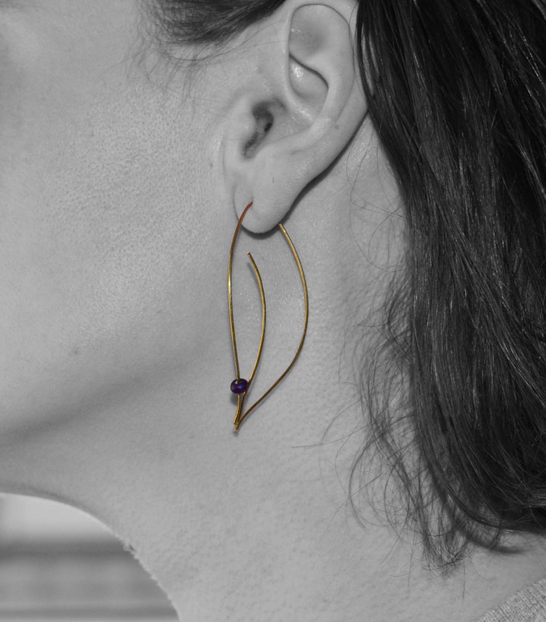 Simple and elegant minimalist earrings in golden brass thread spiral drop shape, recycled and ecological jewel image 3
