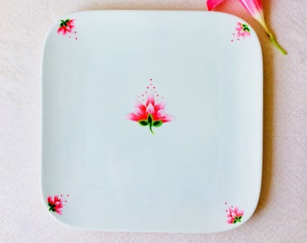 Peinte à la main - assiette porcelaine carrée- pièce unique - motif fleur de lotus - cadeau pendaison de crémaillère