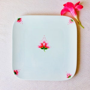 Handbemalt - quadratischer Porzellanteller - Einzelstück - Lotusblumenmotiv - Einweihungsgeschenk