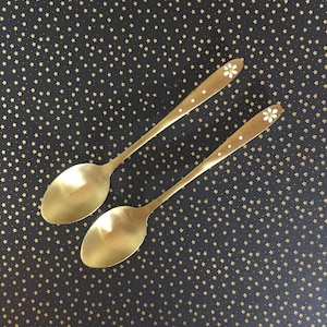 2 hand painted small French golden spoons in matt-finish stainless steel - hand-painted daisies - unique pieces - housewarming small gift
