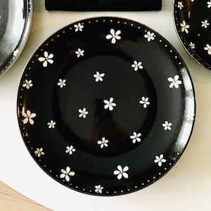 Malowany ręcznie czarny ceramiczny talerz - talerz obiadowy - talerz na ciasto - duży talerz - talerz imprezowy - prezent ślubny