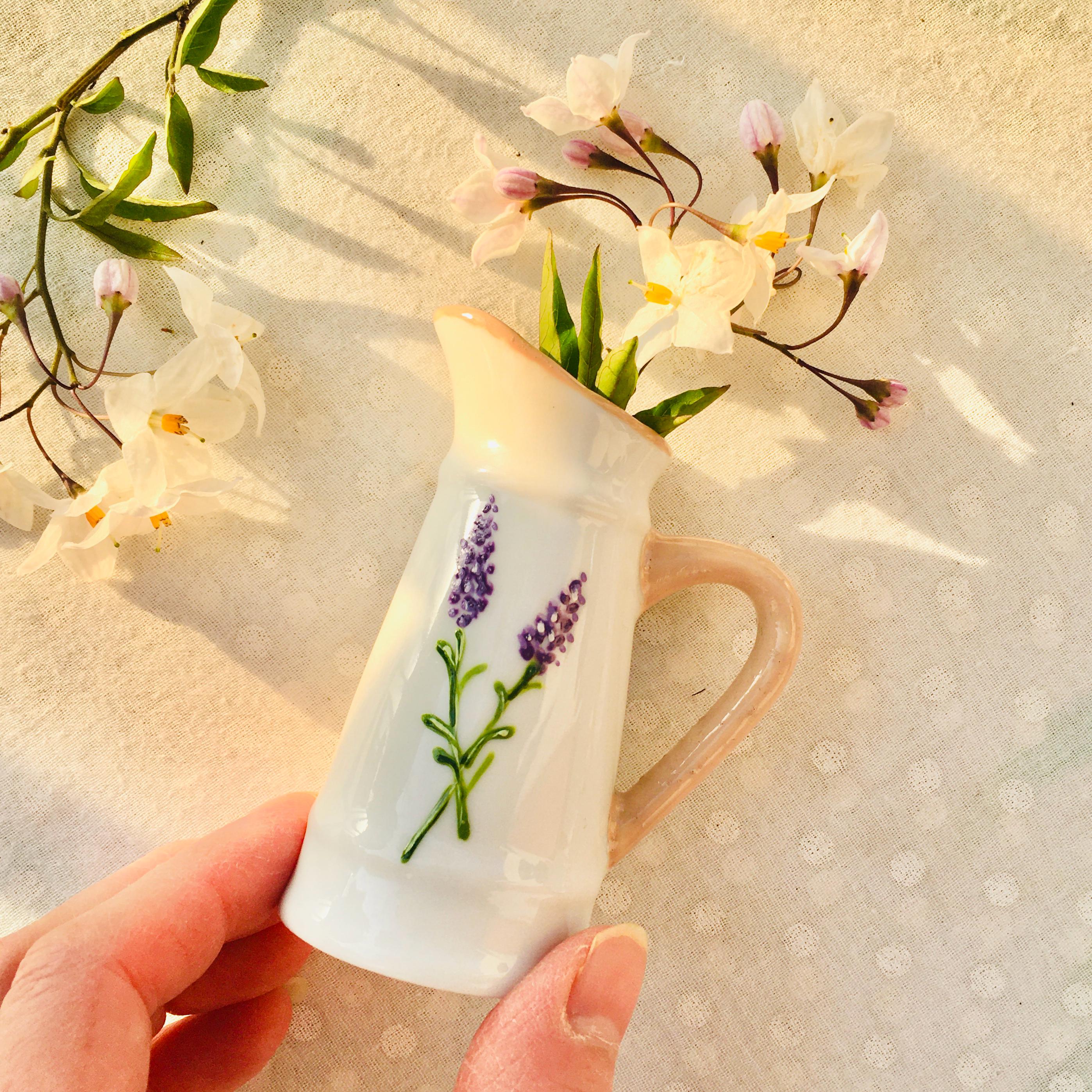 フランス製リモージュ磁器のミニ花瓶ピッチャー – 手描き