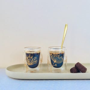 Set van 2 handgeschilderde glazen espressokopjes - dubbele wand - wilde bloemen - cadeau voor haar - ambachtelijk cadeau - uniek cadeau