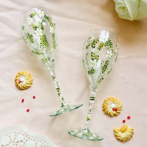 Pintado a mano: juego de 2 copas de vino con estampado de jazmín - regalo de inauguración de la casa - regalo de boda - reciclaje de lujo - regalo único