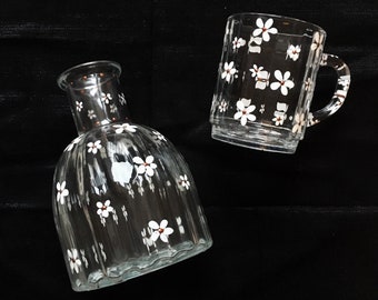 Peint à la main - Ensemble carafe + verre - pièces uniques - motif Jasmin - cadeau pendaison de crémaillère - cadeau mariage - upcyclage