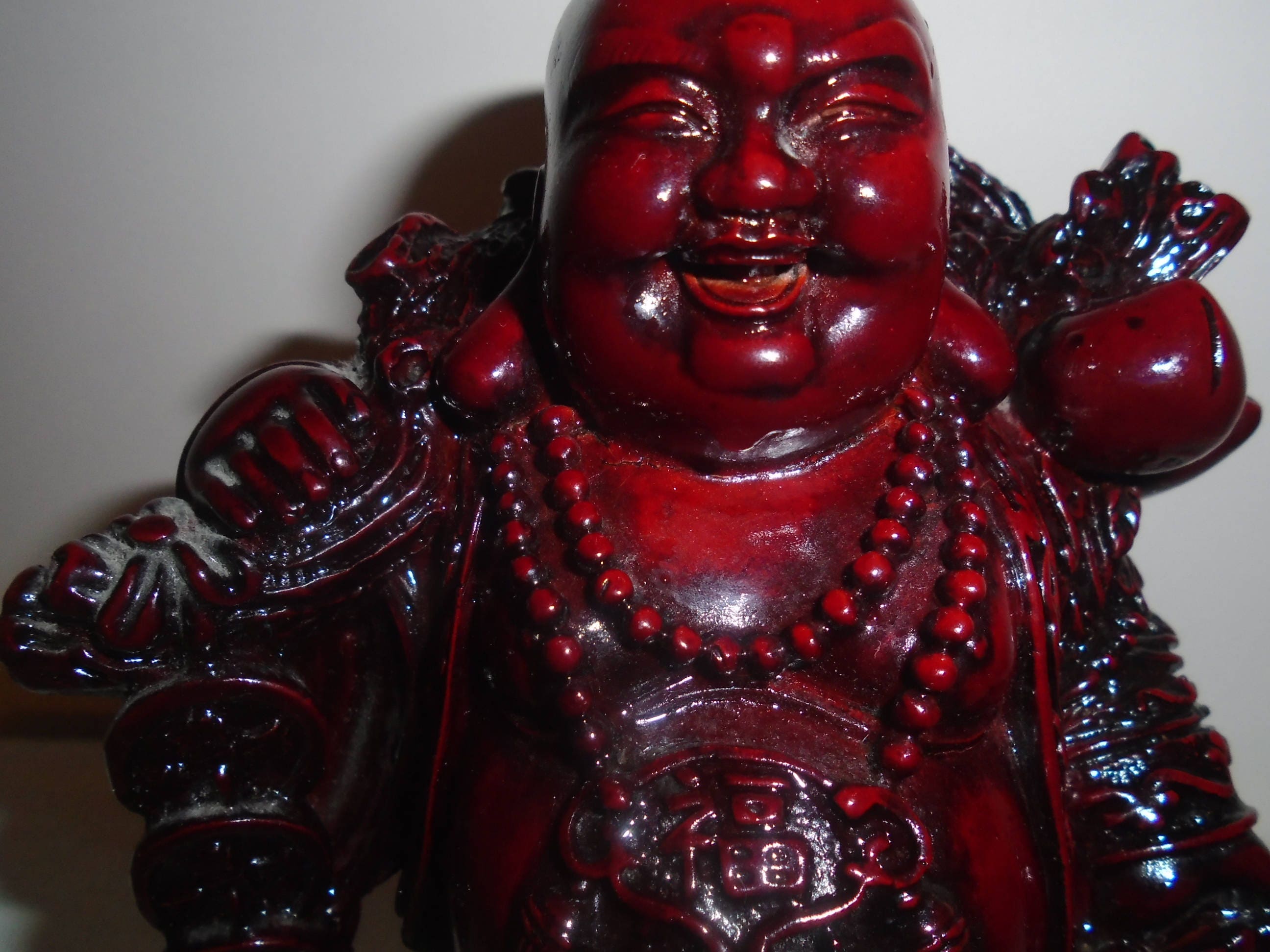 Statue de bouddha rieur avec rubans de marée porte-bonheur porte d