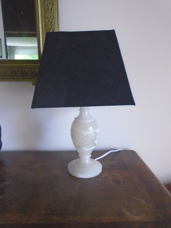 White alabaster top table lamp