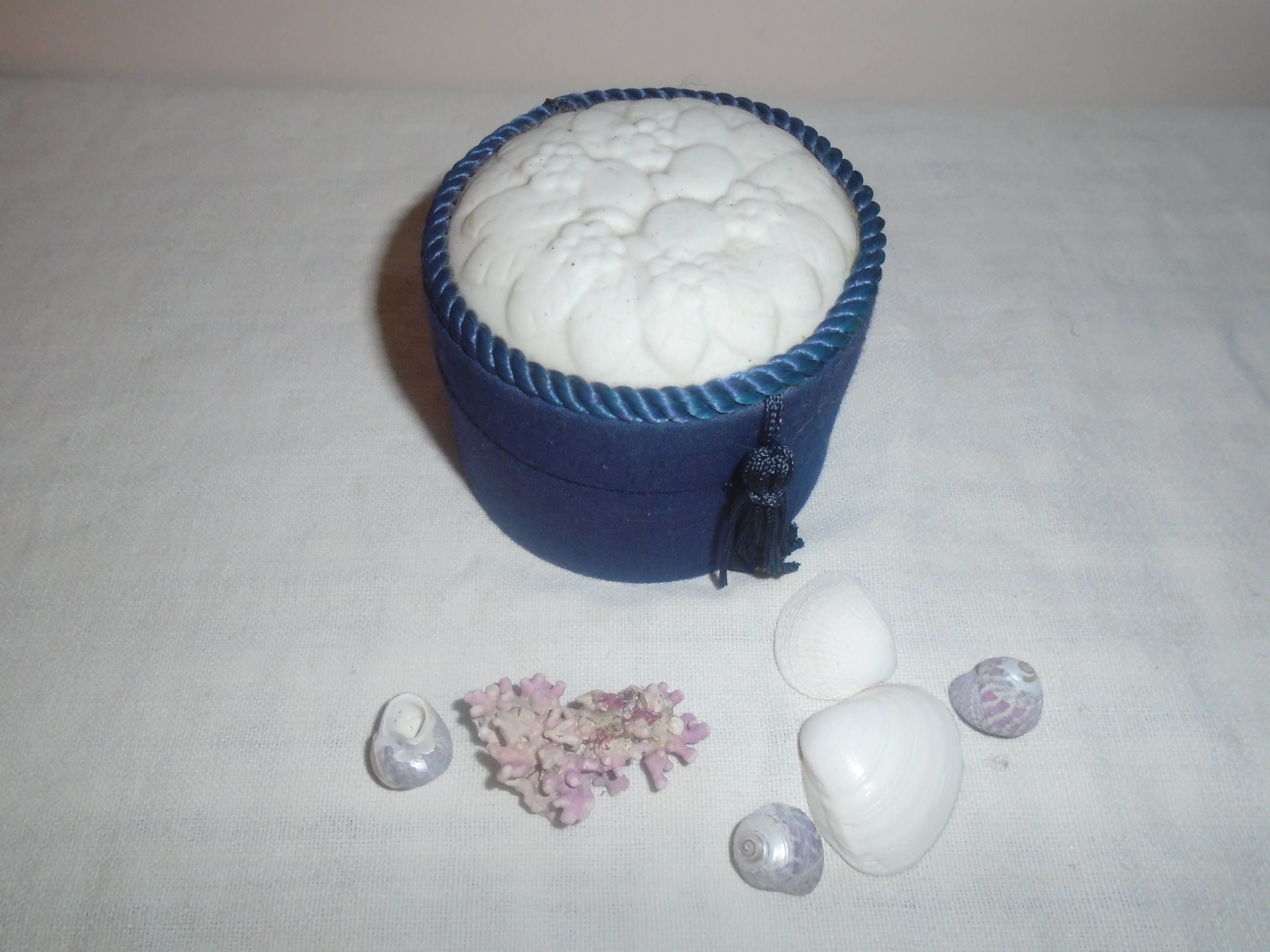 Charmante Boite Ronde Tissu Bleu Biscuit Floral Vintage Pompon à Bijou