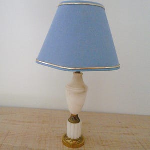 Lampe de table vintage en albatre blanc et décor en laiton Style empire lampe de table, de chevet, lampe de table d’appoint Cadeau