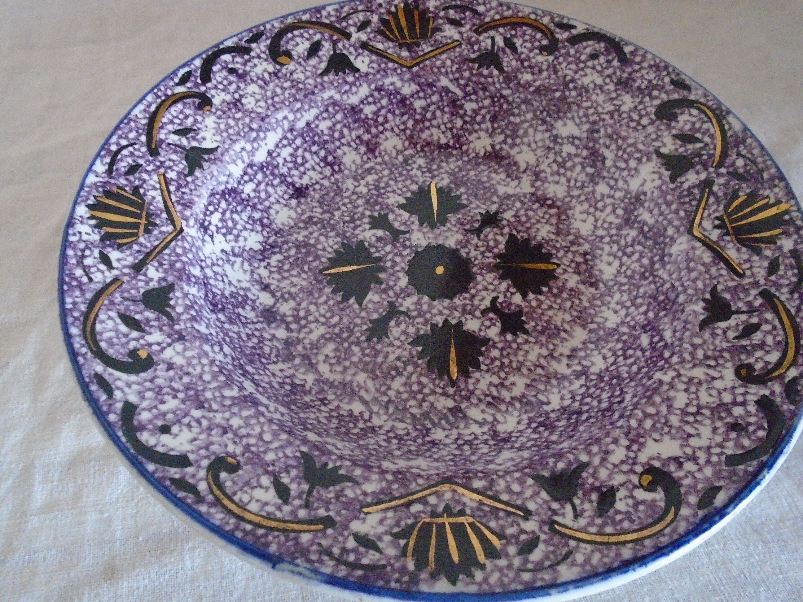 Plat Rond Porcelaine de Gien Violet avec Décoration Noir et Doré Français Ancien Vintage