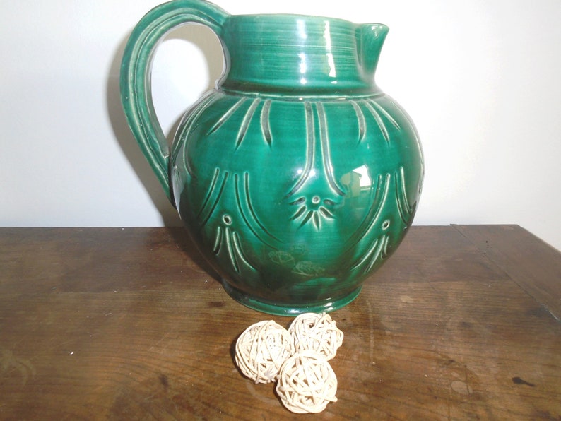 Pichet vert vintage Pichet faience émaillée et décoré de motifs végétaux Art de la table Cadeau Poterie Cruche Décor de table image 1