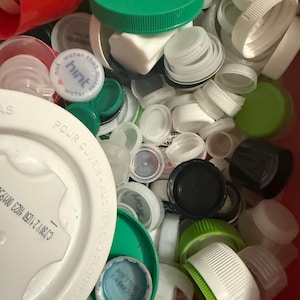 300 tapas de botellas surtidas de todo tipo, plástico reciclado, agua limpia, jugo, suministros para manualidades, cucharas medidoras recicladas