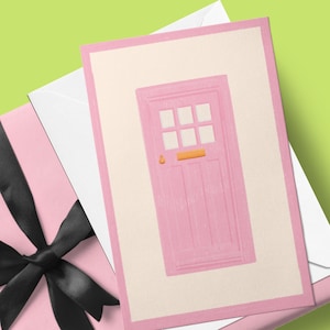 Nieuwe huis wenskaart | Verhuis wenskaart | Handgeïllustreerde kaarten | Kaart voor een vriend die verhuist | Leuke roze deurkaart