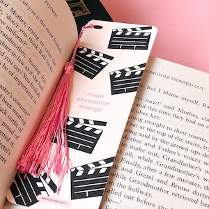 Segnalibro energetico del personaggio principale / Segnalibro della Regina del dramma con nappa / Segnalibri divertenti / Regalo per gli amanti dei libri / Segnalibri carini / Regali per lei