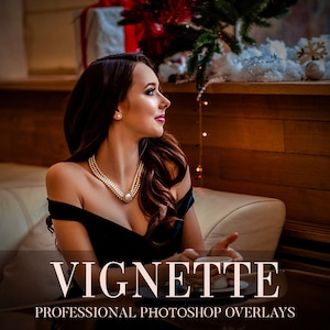 Puede incluir: Una mujer con un vestido negro y un collar de perlas se sienta en un sofá blanco. El fondo es una pared de madera con un árbol de Navidad y luces. El texto "VIGNETTE PROFESSIONAL PHOTOSHOP OVERLAYS" está en la parte inferior de la imagen.