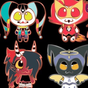 Puede incluir: Colección de siete pines de esmalte de personajes de dibujos animados. Cada pin presenta un diseño único con colores vibrantes, incluyendo rojo, amarillo, azul y negro. Los pines tienen un contorno dorado y están sobre un fondo oscuro.