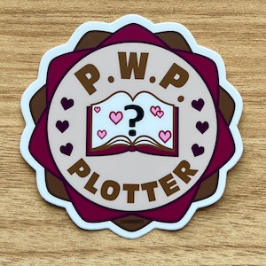 Puede incluir: Una pegatina de color burdeos y marrón con un contorno blanco. La pegatina presenta un libro con un signo de interrogación y corazones, y el texto "P.W.P. PLOTTER".