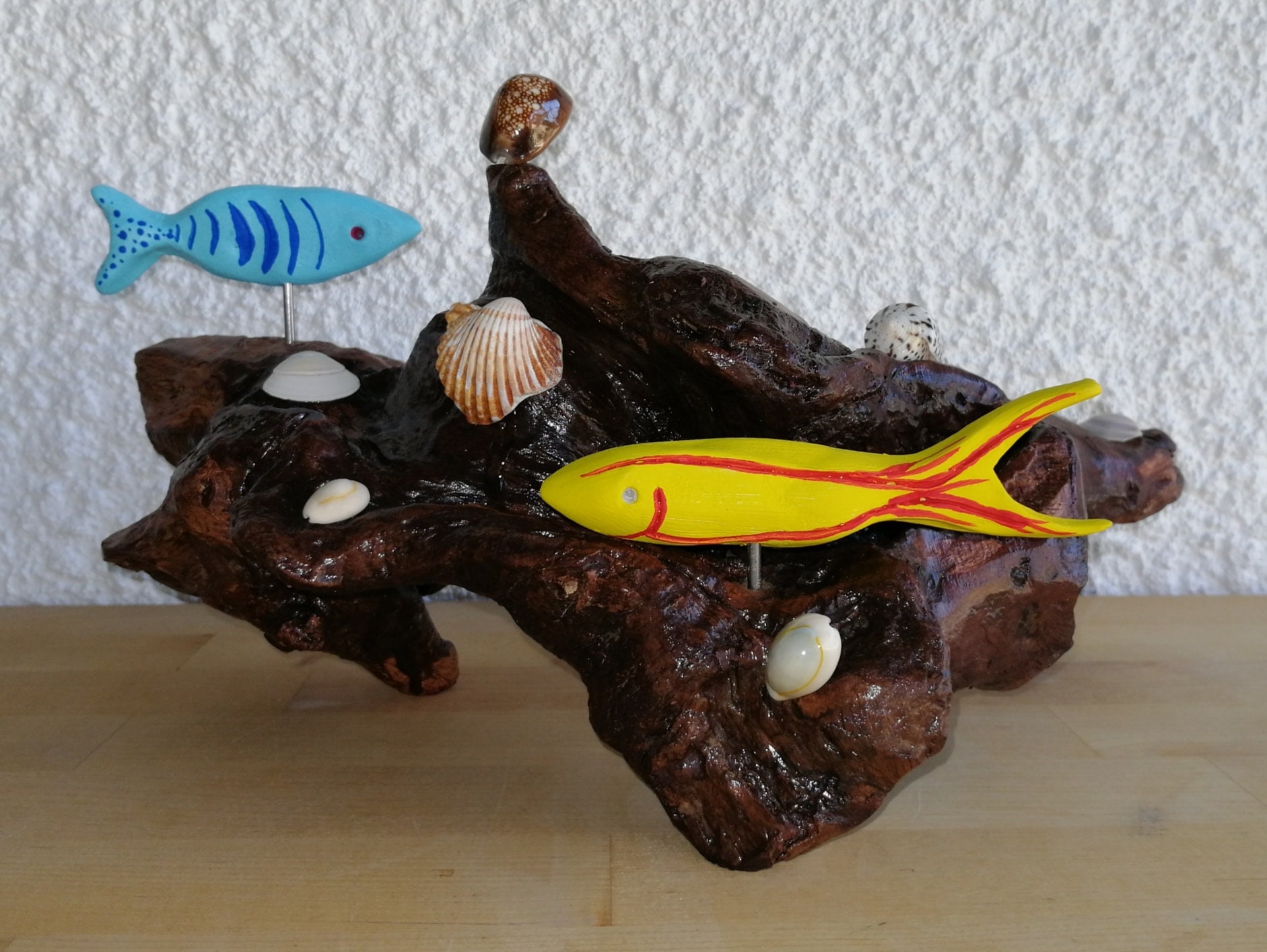 Décoration Oceane Faite Main en Bois Flotté, Poissons Céramique et Coquillages Polynésiens