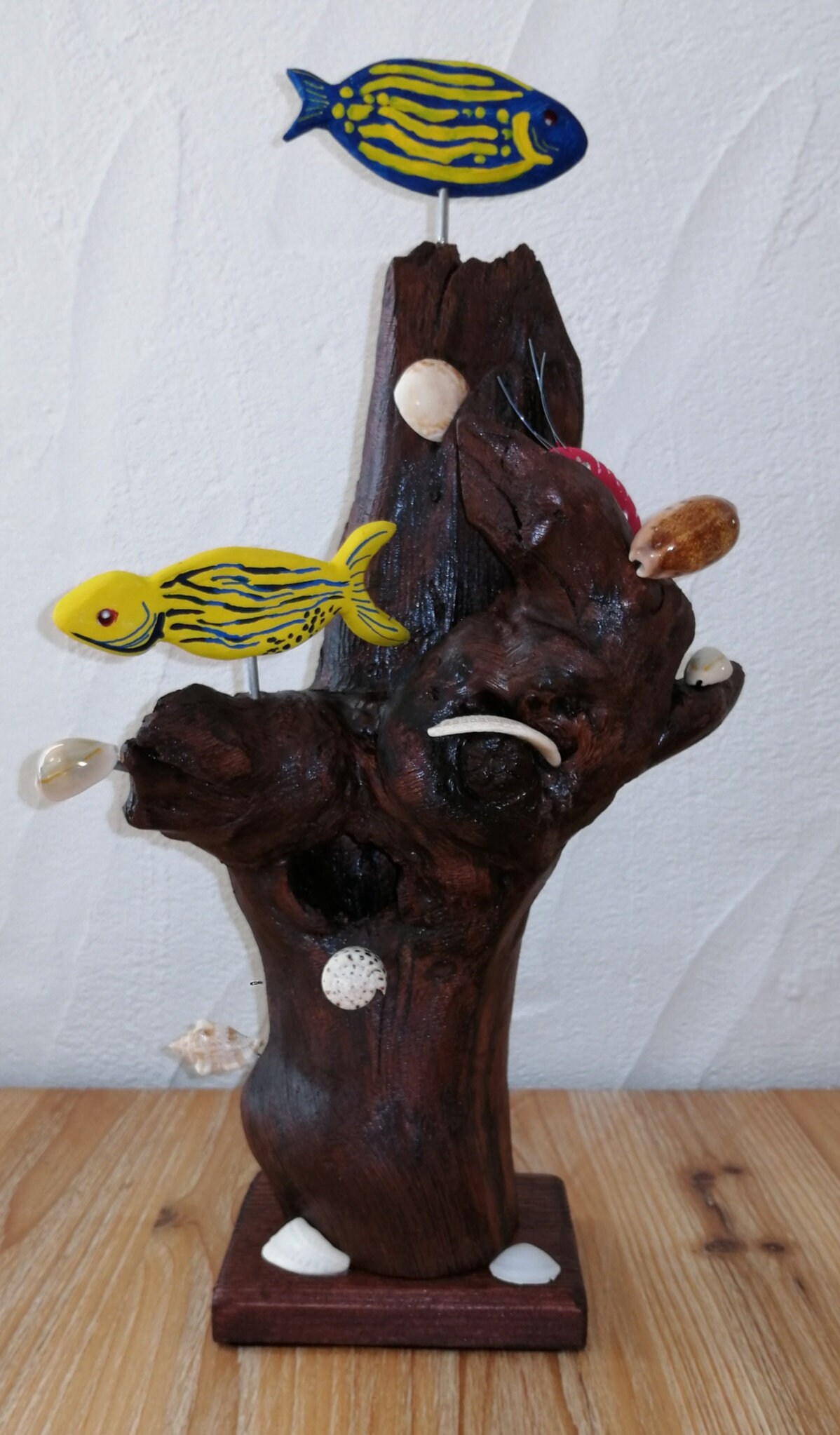 Décoration Oceane Faite Main en Bois Flotté, Poissons Céramique et Coquillages Polynésiens