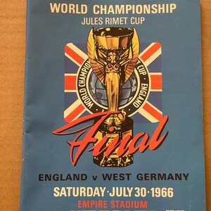 Könnte beinhalten: Ein blaues Souvenirprogramm für das Finale der Fußball-Weltmeisterschaft 1966 zwischen England und Westdeutschland. Das Cover zeigt den Pokal, einen Union Jack und den Text Saturday July 30 1966 Wembley Empire Stadium.