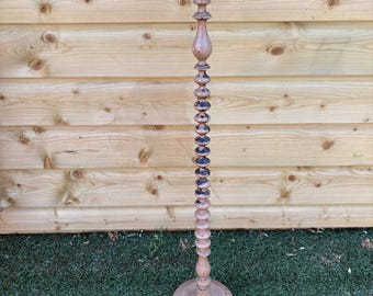 Soporte alto antiguo de columna para sombreros y pelucas con bobina, 27 x 6 pulgadas.