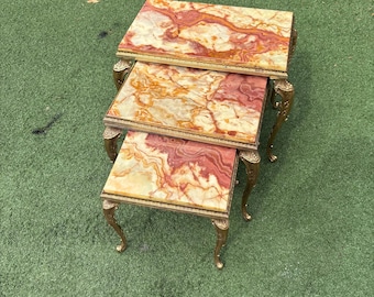 Vintage Italienischer Stil Nest von 3 Vergoldeten Beistelltischen Marmoreffekt Onyxplatten 1970er Jahre