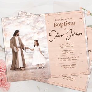 Puede incluir: Una invitación de bautismo con fondo rosa y una imagen de Jesucristo caminando con una niña en la playa. El texto dice "Por favor, únase a nosotros para el Bautismo de Olivia Johnson 11 AM Sábado 20 de abril de 2024 La Iglesia de Jesucristo de los Santos de los Últimos Días 8355 Wheatfield LN Austin, Texas"
