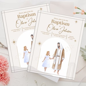 Pode incluir: Dois convites de batismo com uma ilustração em aquarela de uma menina pequena segurando a mão de Jesus Cristo. Os convites são bege com detalhes dourados e o texto diz "Por favor, junte-se a nós para o batismo de Olivia Johnson".