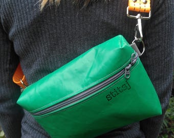 Shoulder bag made of green canvas (vegan and upcycled)