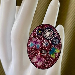 ANILLO DE CÓCTEL DE RESINA cristal de murano brillo magenta rosa cromo se adapta a todos los tamaños extra grande 40 x 30 mm base de anillo mariposas de resina