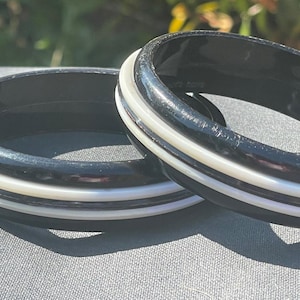 2 Bangles Bracelet Vintage White Stripes  Monochrome lucite 6.5 cm