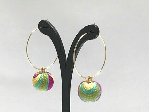 Mini Boucles D'oreilles Cerceaux Avec Pompons - Argenté Et Jaune - Fait Main Au Royaume-Uni
