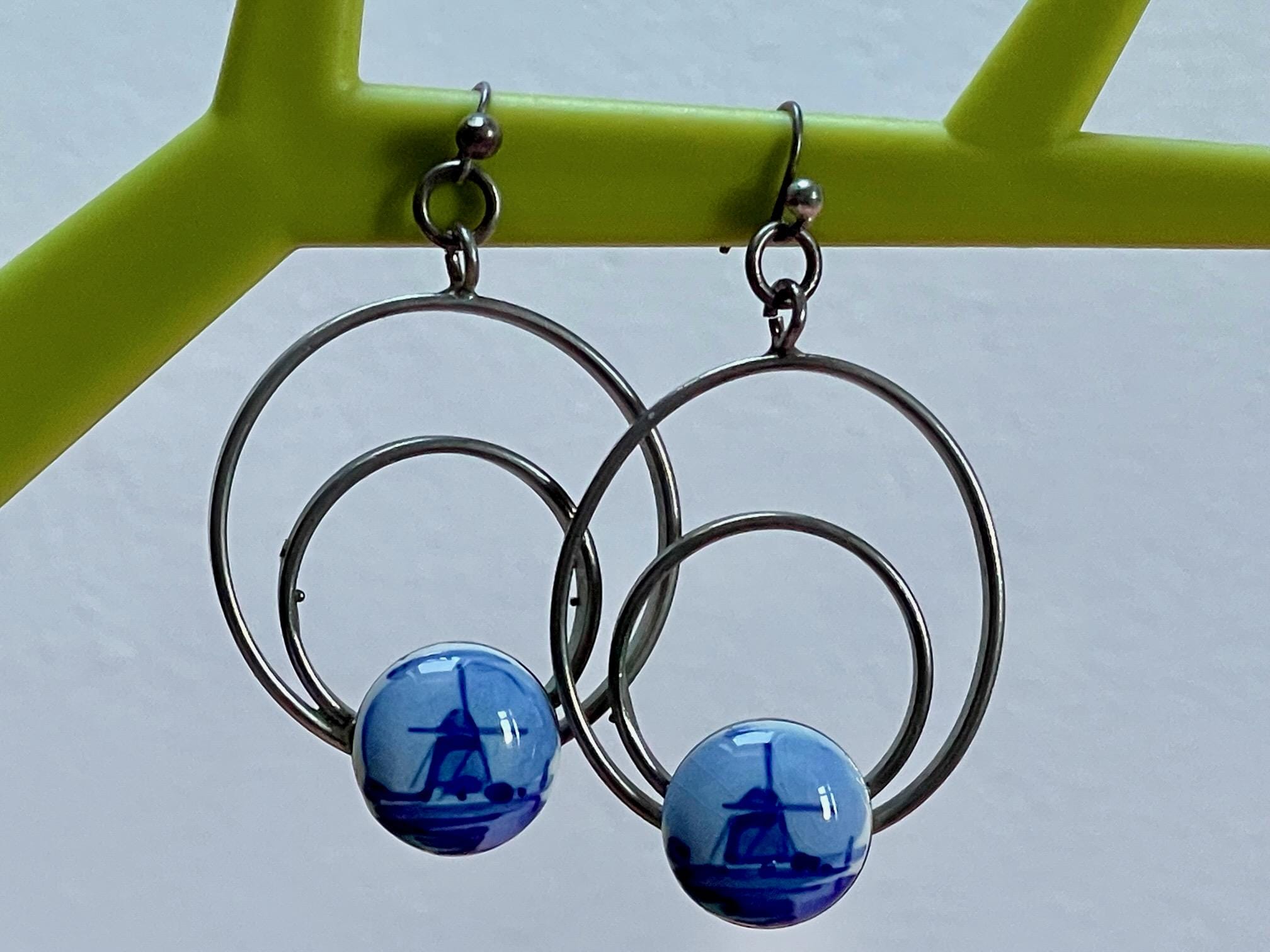 VINTAGE zilverkleurige blauw en wit delfts OORBELLEN