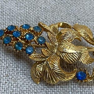 Vintage blue crystal cluster flower Brooch two inches vgc gold tone signed