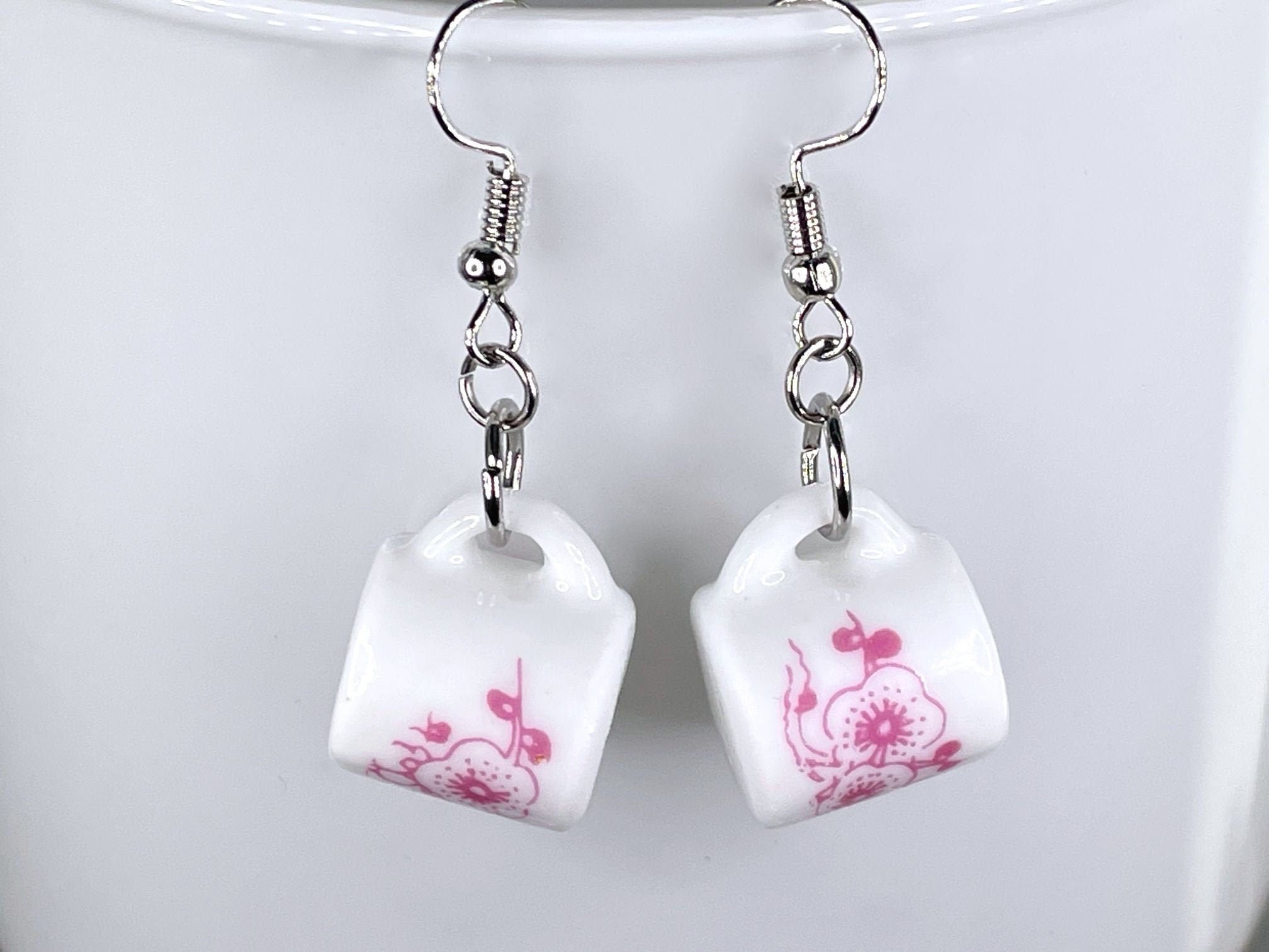 ピンクのマグカップイヤリング 花柄 陶器 ミニチュア 彼女へのギフト